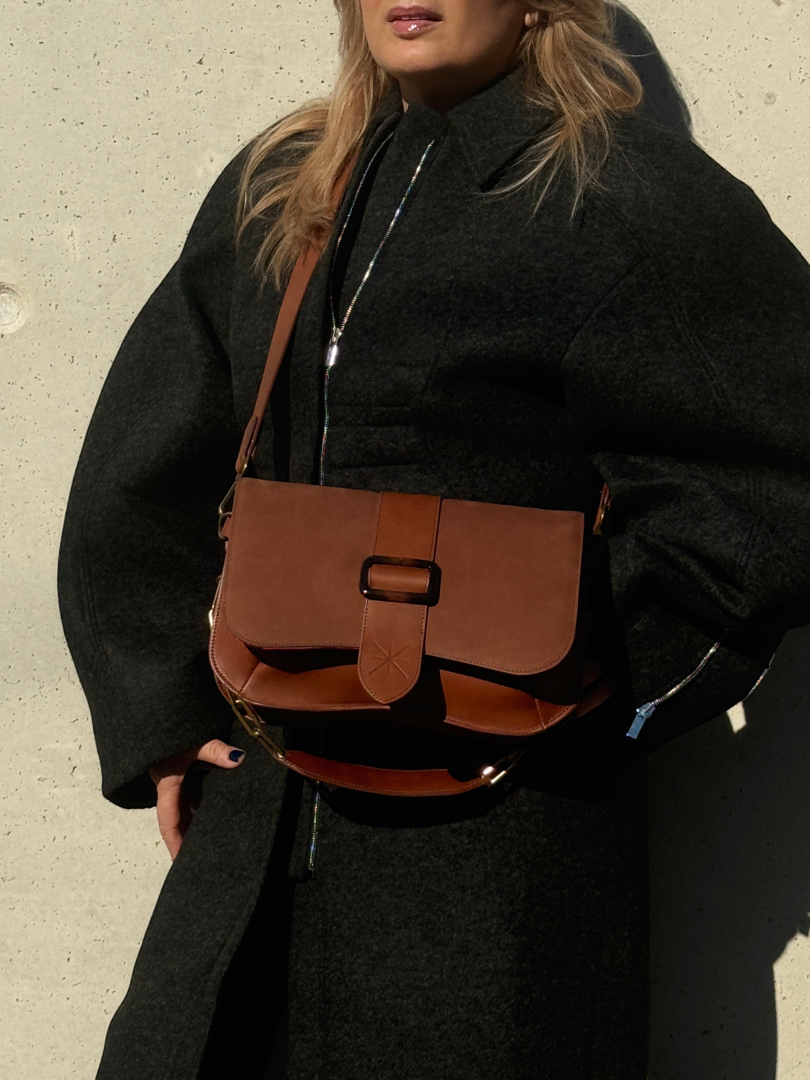 La Stella Rabat Baby Thara marron glacé en cuir bimatière lisse et nubuck avec boucle résine et détails dorés.