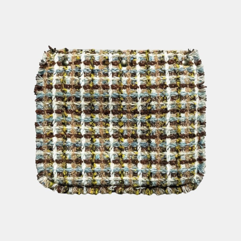 Rabat de sac La Stella modèle Goldie en tweed bouclette à motif damier brun, camel, écru, jaune et bleu pâle.