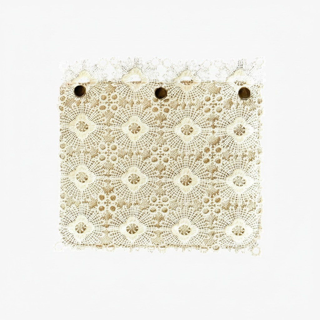 Sac bandoulière La Stella en dentelle écru avec détails dorés et fermeture à pression. Style bohème chic.